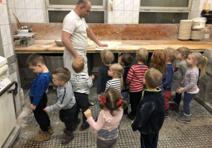 dzieci w piekarni