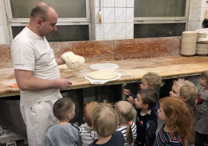 piekarz pokazuje ciasto chlebowe
