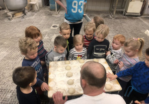dzieci z ciastem chlebowym w formach