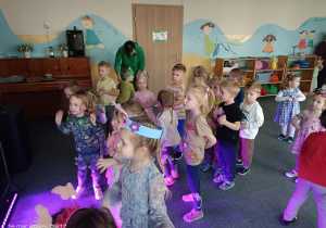 Dzieci wspólnie tańczą