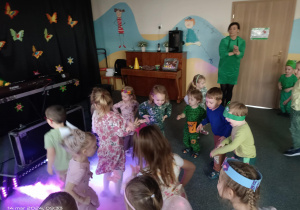 Grupa dzieci tańczy
