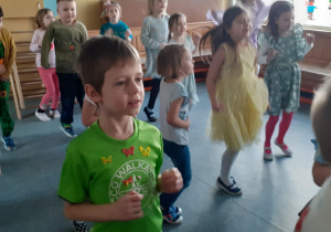 Grupa dzieci tańczy