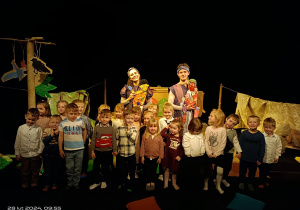 dzieci stoją na scenie z aktorami