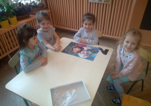 dziewczynki ułożyły puzzle
