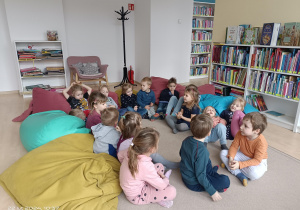 grupa dzieci siedzi na dywanie