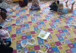 dzieci układają z pasków bibuły cyfrę 3