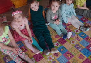 grupa dzieci w różnokolorowych skarpetkach