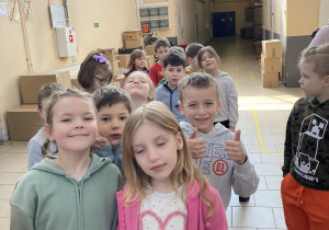 grupa dzieci na korytarzu w fabryce bombek