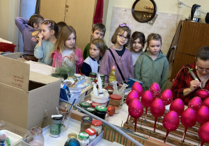 dzieci obserwują dekorowanie bombek