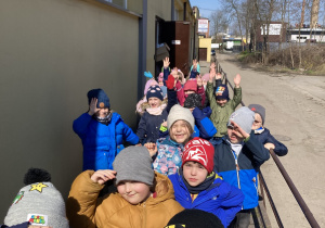 grupa dzieci przed fabryką bombek