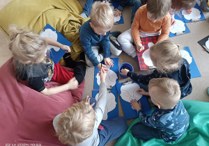 Dzieci kolorują wizerunek łabędzia