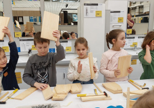 dzieci przygotowują się do wykonania skrzynki z drewnianych elementów