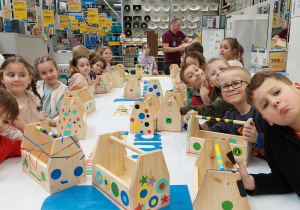 dzieci prezentują samodzielnie wykonane drewniane skrzynki na narzędzia