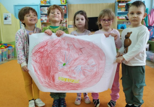 Dzieci trzymają duży plakat przedstawiający złość