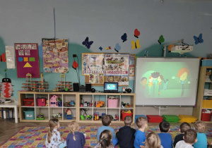 Dzieci oglądają film edukacyjny