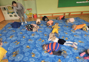 Dzieci na dywanie zwinięte w kłębki