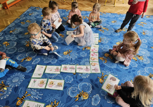 Dzieci układają domino