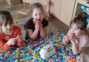 Dziewczynki próbują marchewki