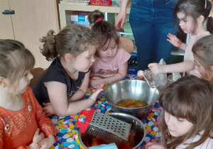 Dzieci przy misce z jajkami
