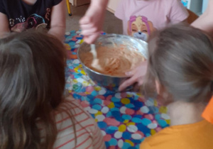 Dzieci patrzą jak pani miesza ciasto