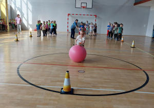 Dzieci w trzech drużynach w konkurencji z piłka do skakania