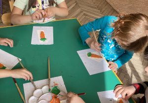 dziewczynki malują marchewki z masy solnej