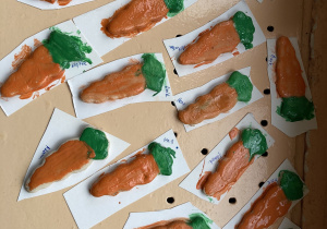 wystawa pomalowanych farbami marchewek z masy solnej