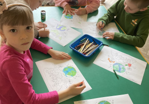 dzieci kolorują ilustrację "Dzień Ziemi"