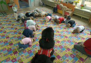 dzieci uczą się pozycji obronnej w razie ataku przez groźnego psa