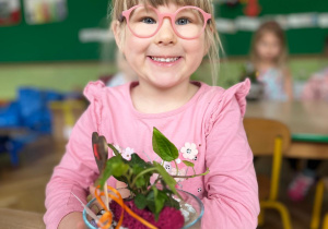 dziewczynka pozuje ze swoją rośliną