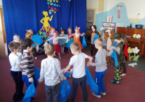 dzieci tańczą w dużym kole