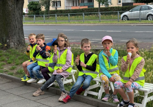 grupa dzieci jedzących lody