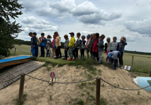 dzieci ustawione w kolejkę, czekają na swoją kolej do zjeżdżania