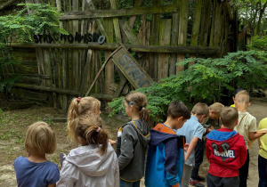 dzieci czekające przed wejściem do strachowiska