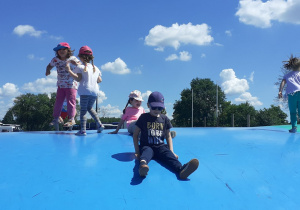 Dzieci bawią się na trampolinach