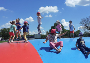 Wesoła zabawa na trampolinach