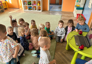 dzieci oglądają film edukacyjny