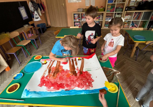 dzieci malują farbami jesienny pejzaż