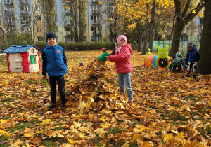 dziewczynki pozują do zdjęcia