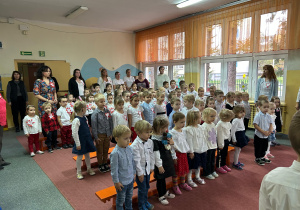 dzieci stoją na baczność podczas śpiewania hymnu