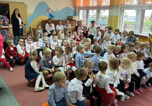 dzieci oglądają inscenizację przygotowaną przez grupę Żabki