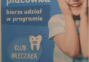 Plakat z dziewczynką na niebieskim tle oraz napisami