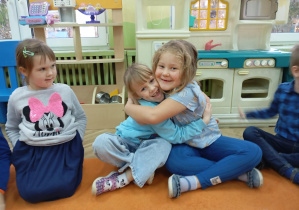Dwie dziewczynki wymieniają się przytulasem