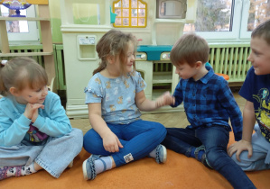Dziewczynka z chłopcem podają sobie rękę