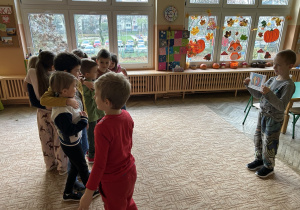 dzieci wykonują zadania ruchowe
