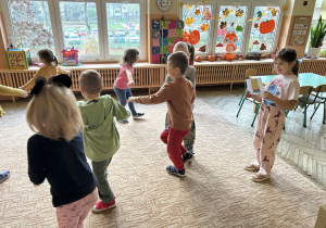 dzieci wykonują zadania ruchowe
