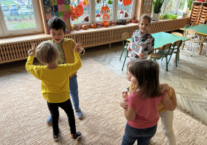 dzieci wykonują zadania ruchowe