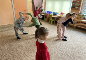 dzieci wykonują zadania ruchowe