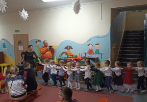 dzieci ustawione w pociąg