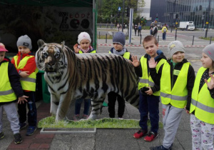 dzieci pozują z sylwetą tygrysa